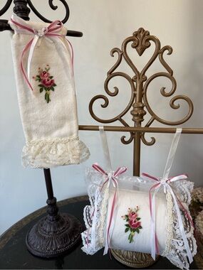 💐 Hand Crafted Hand Towel and Toilet Paper Holder Set w/Pink Rose Appliqué 💐
